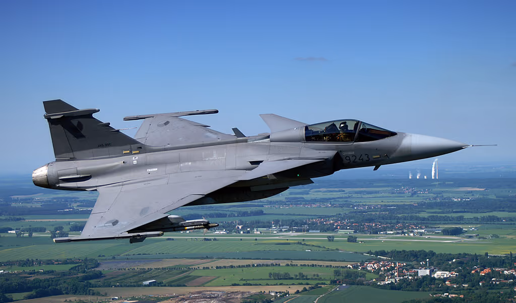 Aprovado orçamento de U$ 4.3 bilhões para compra de caças Gripen. O contrato será assinado na primeira semana de novembro