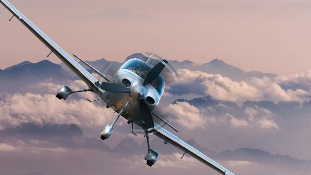 Avião de pequeno porte cai em cima de casa em Goiânia