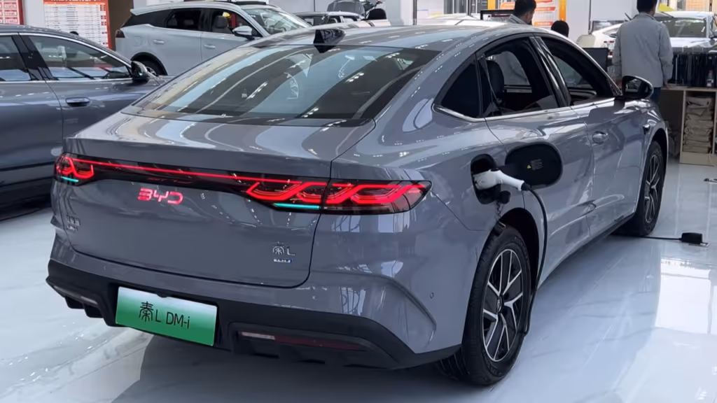 BYD Qin L chega com 36 km/l e preço abaixo de R$ 70 mil