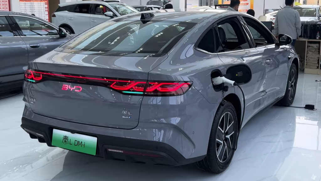BYD Qin L chega com 36 km/l e preço abaixo de R$ 70 mil