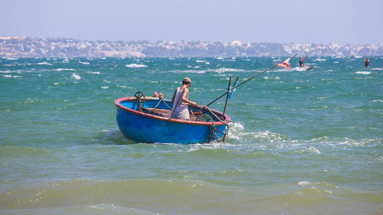 Barco é “engolido pelo mar” e pescadores são resgatados após 11 horas a deriva