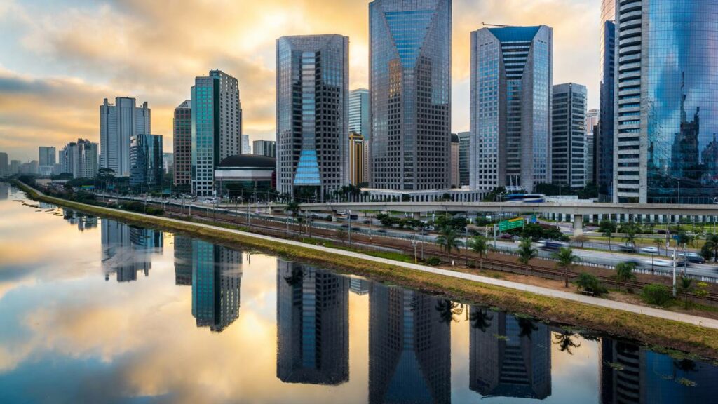 Quanto você precisa ganhar para ser da classe média no Brasil em 2025?