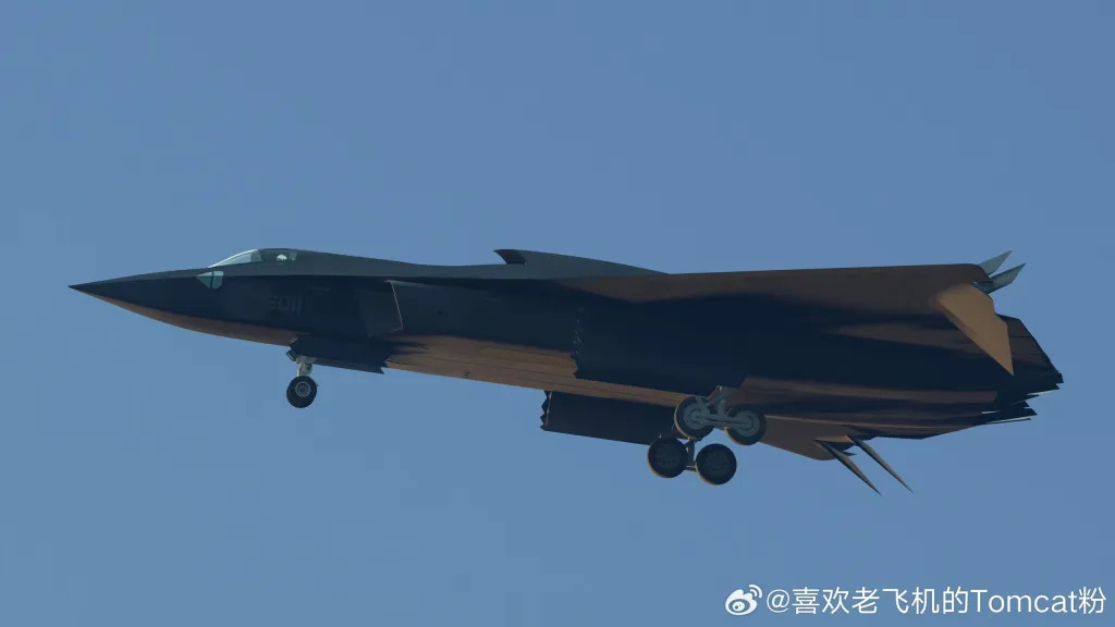 Caça chinês de 6° geração, J-36 choca o mundo militar