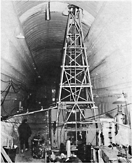 Construção do Camp Century - Créditos: By CRREL Researcher - U.S. Army Cold Regions Research and Engineering Laboratory: http://www.crrel.usace.army.mil/crrel/history.html, Public Domain, https://commons.wikimedia.org/w/index.php?curid=12615939