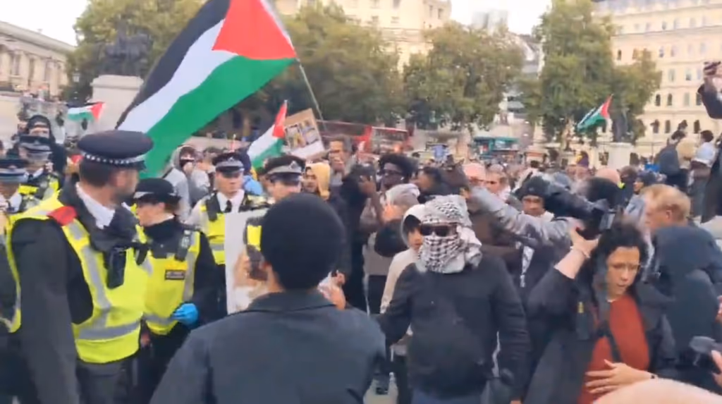 Polícia prende mais de 350 pessoas em atos pró-Palestina no Reino Unido
