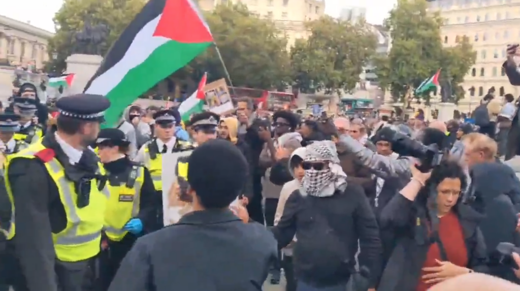 Polícia prende mais de 350 pessoas em atos pró-Palestina no Reino Unido