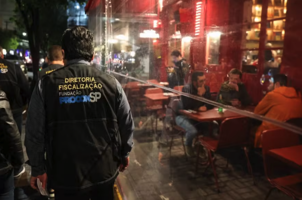 Operação do Procon fiscaliza mais de mil bares e restaurantes em SP