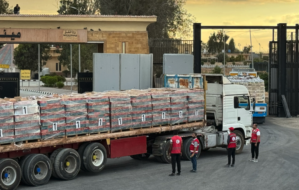 Caminhões com ajuda humanitária entram em Gaza após cessar-fogo