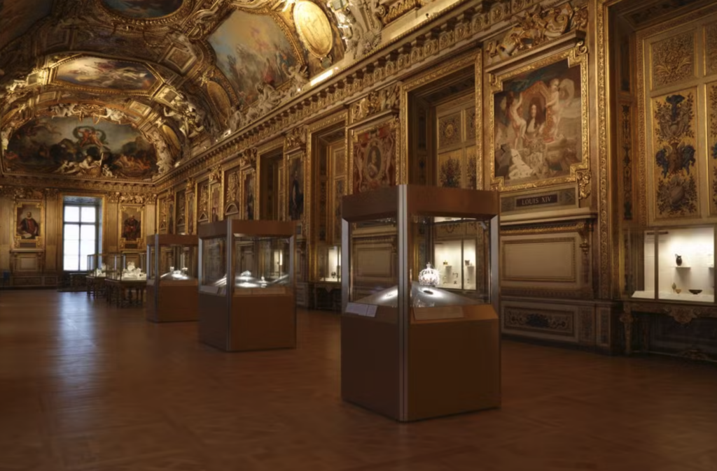 Ladrões roubam joias de “valor incalculável” do Louvre e fogem de scooter