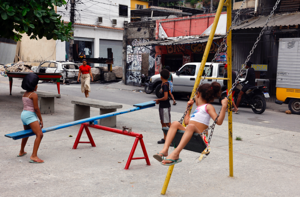 E se a favela preferir a polícia?