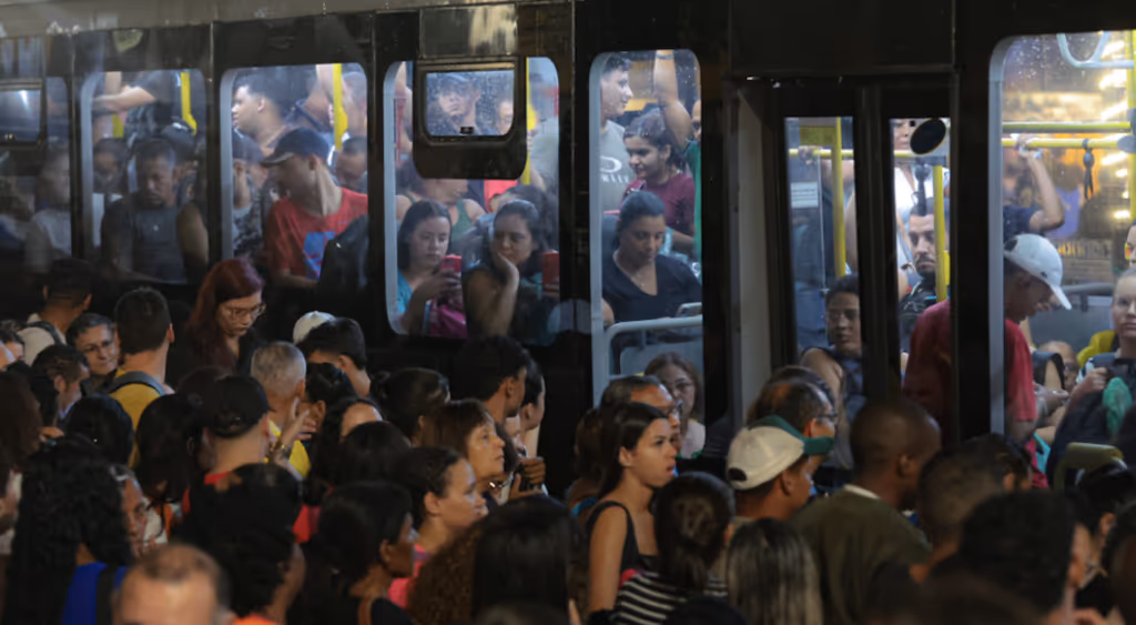 Dennys Xavier na Crusoé: A escravidão de um brasileiro