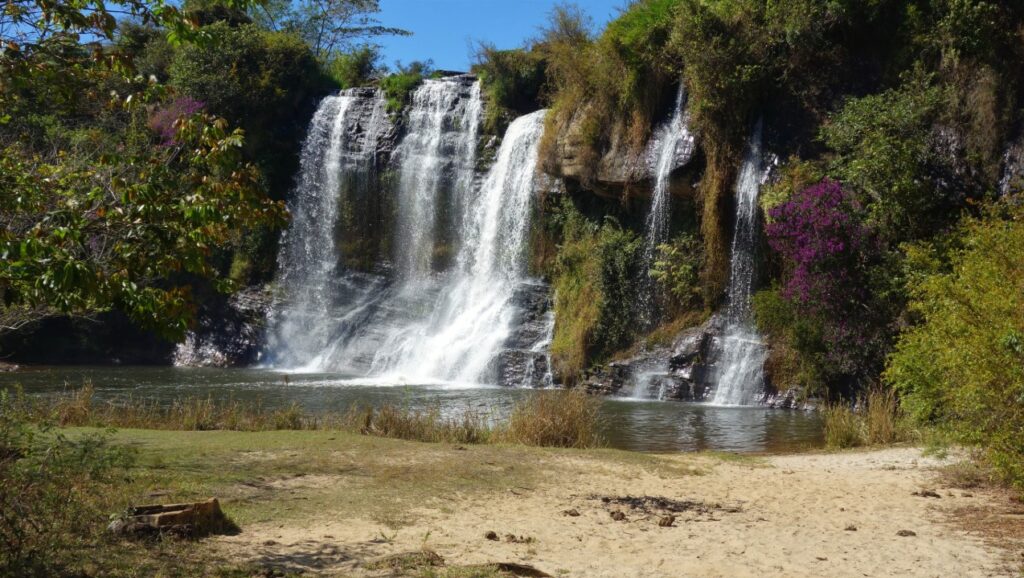 Essa cidade mineira esconde cachoeiras tão bonitas que parecem irreais