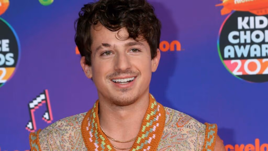 Charlie Puth anuncia que vai ser pai com um novo clipe