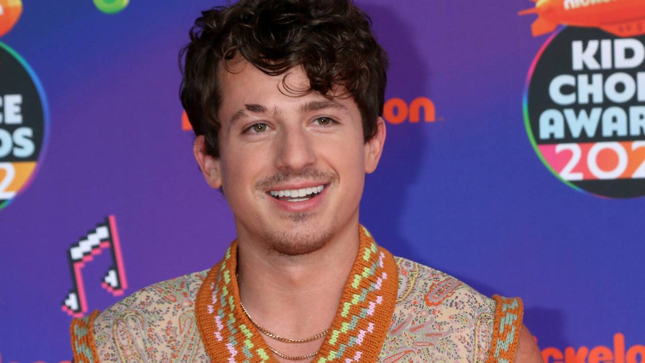 Charlie Puth anuncia que vai ser pai com um novo clipe