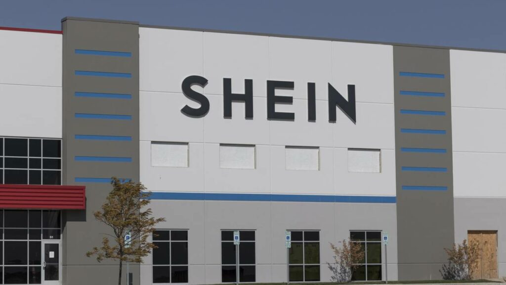 Chegada da Shein em loja de departamento provoca protestos dos trabalhadores