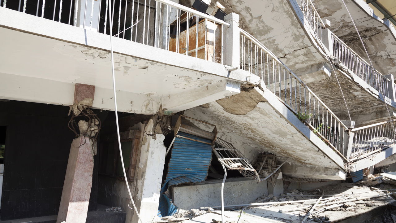 Desabamento em escola deixa dezenas de estudantes mortos