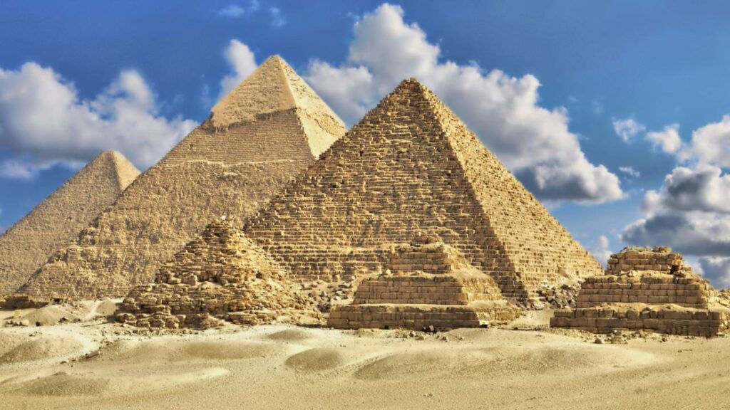 Descoberta de pirâmides egípcias embaixo da terra revela sistema hidráulico que muda teoria das construções