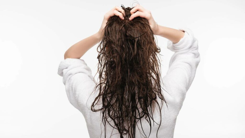 Dormir com o cabelo molhado faz mal