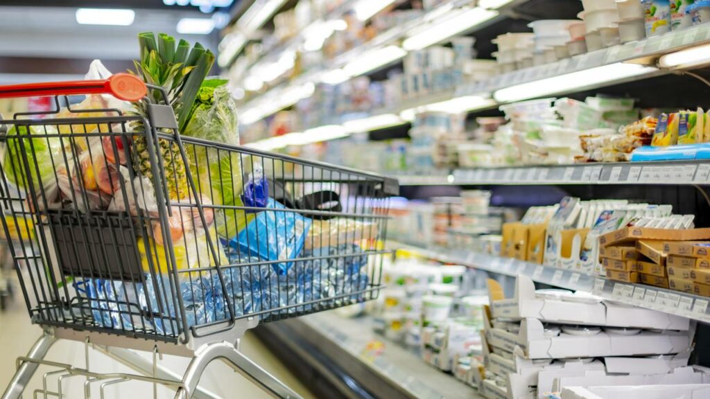 Duas redes de supermercados vão a falência e promovem fechamentos em massa