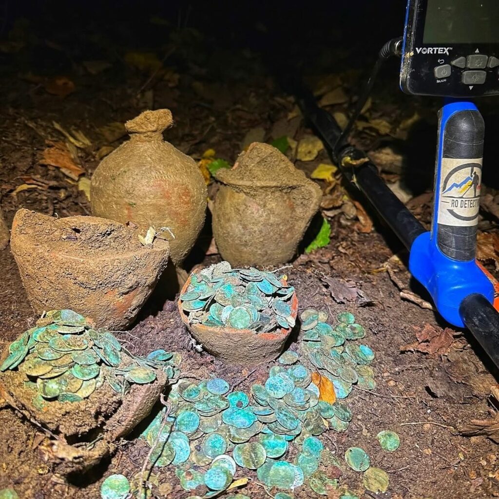 Ele encontrou na floresta quatro vasos do século XVIII enterrados com mais de 7000 moedas de prata e entregou na prefeitura. Quem os escondeu Que moedas são essas..