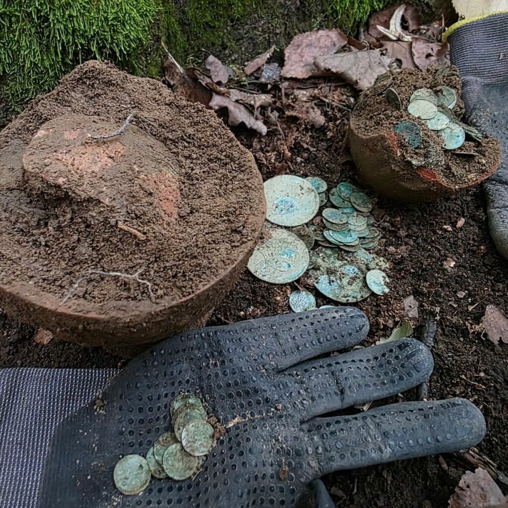 Ele encontrou na floresta quatro vasos do século XVIII enterrados com mais de 7000 moedas de prata e entregou na prefeitura. Quem os escondeu Que moedas são essas...