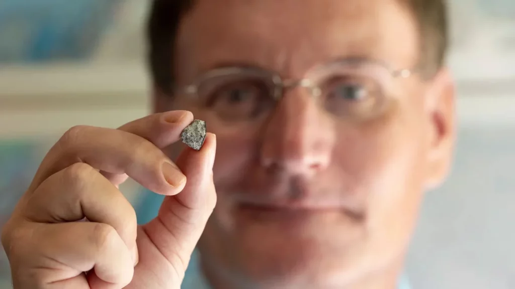 Ele pensou que uma pequena pedra havia entrado em sua casa, mas na verdade era um meteorito