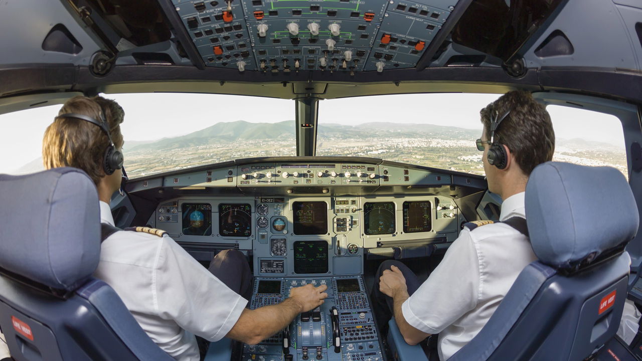 Escassez de pilotos provoca crise nas companhias aéreas