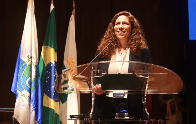 Crusoé: O multiverso estatista de Esther Dweck