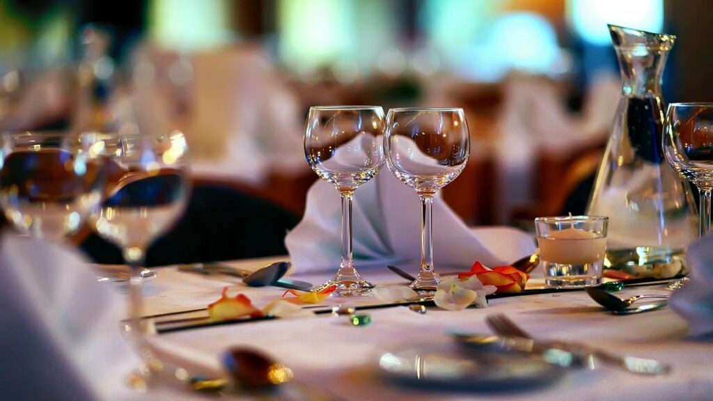 Falar esses tipos de frases em restaurantes revela ausência de inteligência social