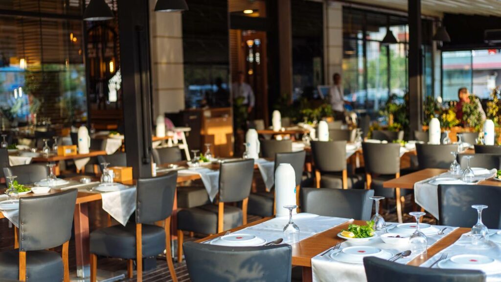 Falar esses tipos de frases em restaurantes revela ausência de inteligência social