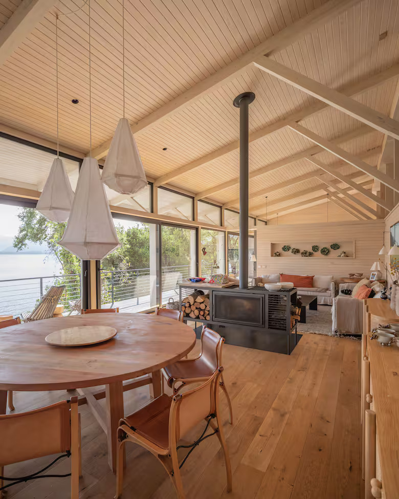 Feita de madeira, uma casa de 11 metros de altura achou seu lugar entre a montanha e o lago