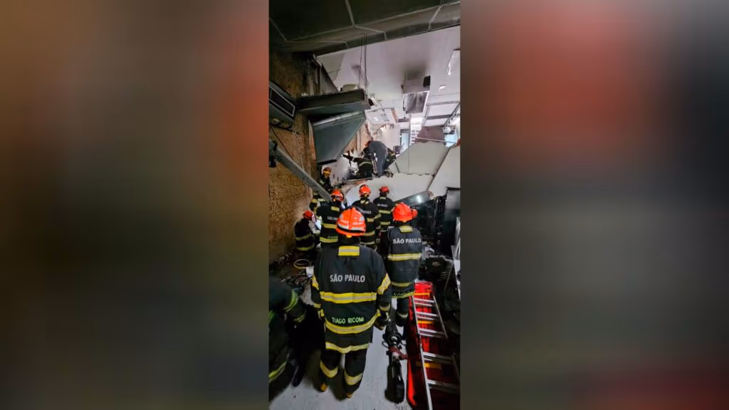 Teto de restaurante desaba após explosão em SP