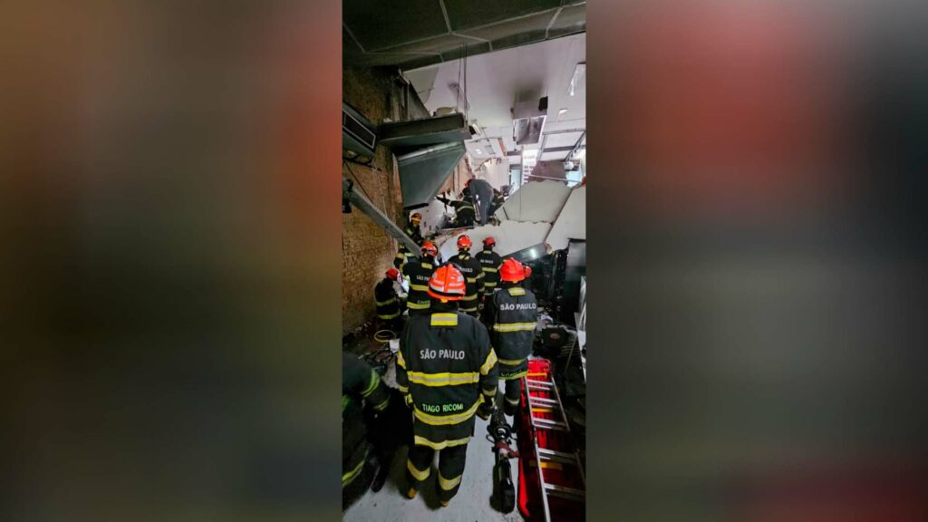 Teto de restaurante desaba após explosão em SP