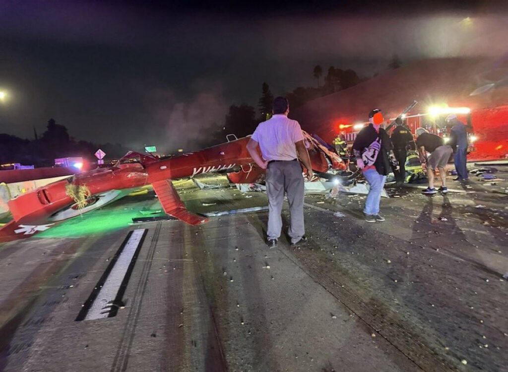 Helicóptero cai em rodovia na Califórnia; tripulantes ficam em estado crítico