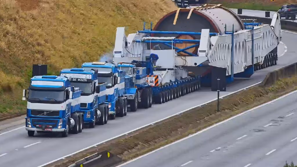 Megacarreta de 850 toneladas volta a andar na Fernão Dias