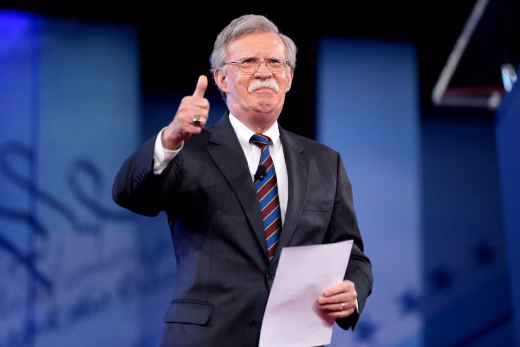 Crusoé: Ex-conselheiro de Segurança Nacional de Trump é indiciado