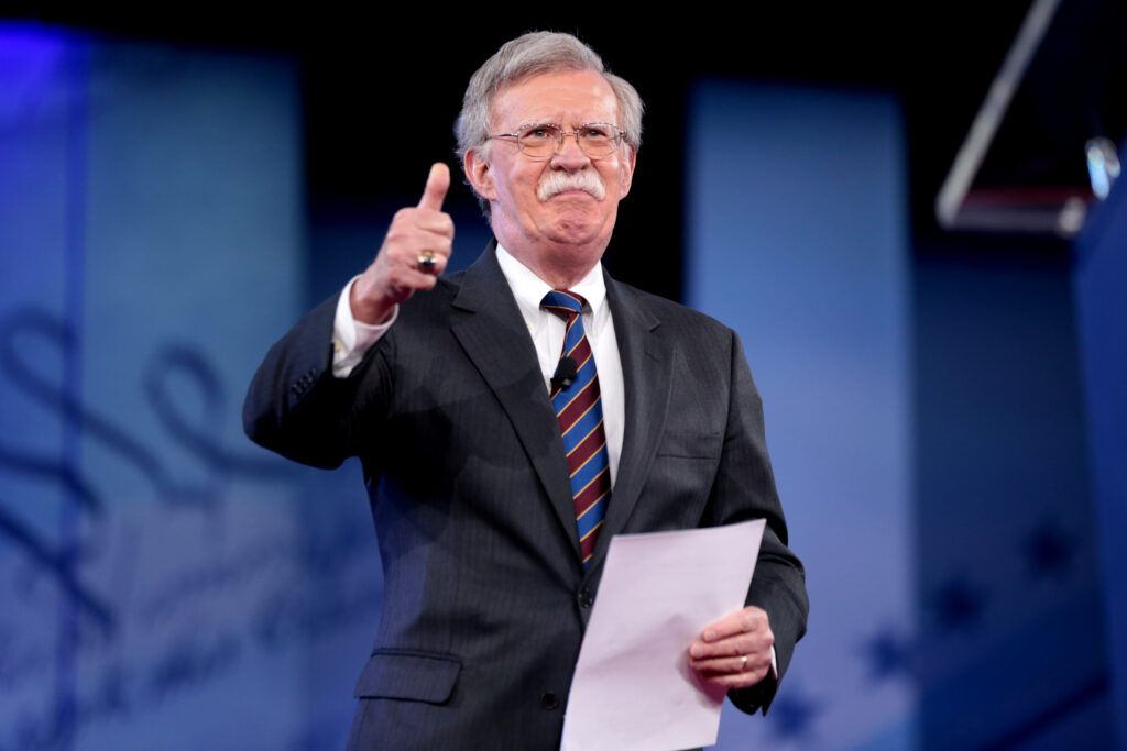Ex-assessor de Trump admite culpa em caso de sigilo nos EUA