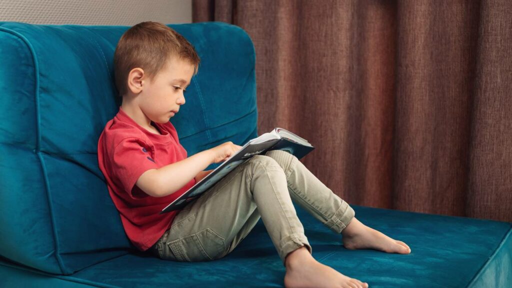 Garoto superdotado de 4 anos tem QI de 156, mesmo de Einstein, fala cinco idiomas e se tornou um dos mais jovens do mundo a entrar para a Mensa