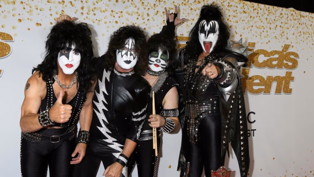 Gene Simmons, vocalista da banda Kiss, sofre acidente ao desmaiar ao volante