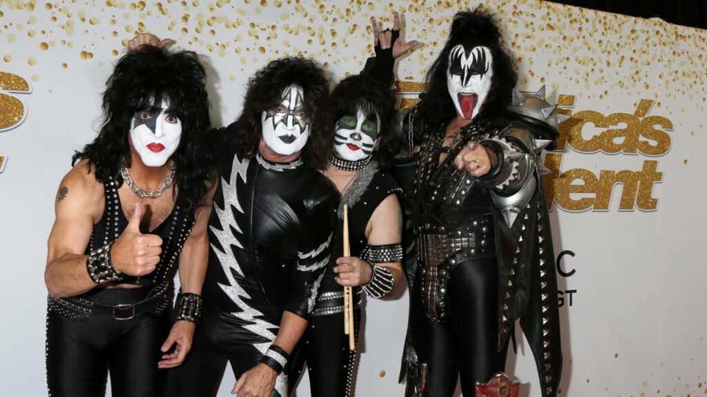 Gene Simmons, vocalista da banda Kiss, sofre acidente ao desmaiar ao volante