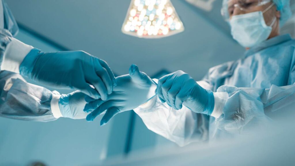 Homem sobrevive quase 6 meses com transplante de fígado de porco geneticamente modificado