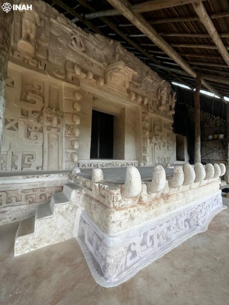 Inscrição encontrada na tampa de uma abóbada confirma a residência do governante maia Ukit Kan Lek Took' em Ek' Balam