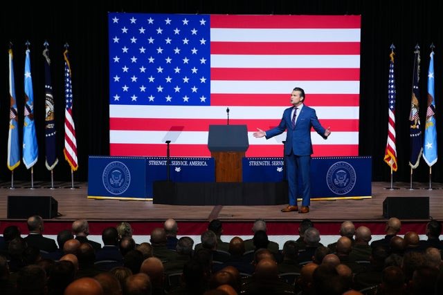 “Chega de homens de saia”: Trump e Hegseth pregam “ethos guerreiro” aos generais
