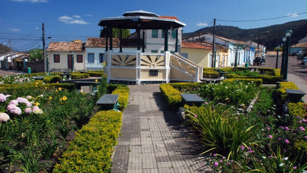 Essa cidade encanta com arquitetura colonial preservada e trilhas para Poço Azul