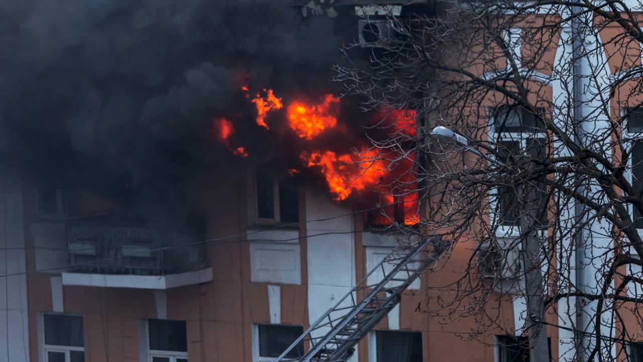 Mulher se pendura nary  13° andar durante incêndio para salvar mãe e sobrinha