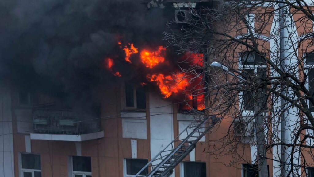 Mulher se pendura no 13° andar durante incêndio para salvar mãe e sobrinha
