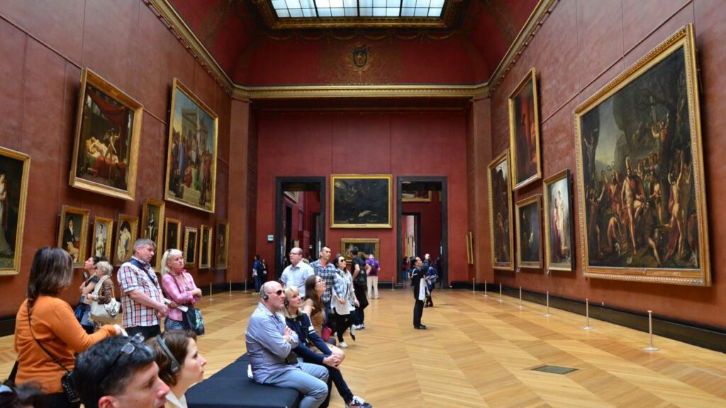 Ladrões invadem o Museu do Louvre em roubam milhões em joias