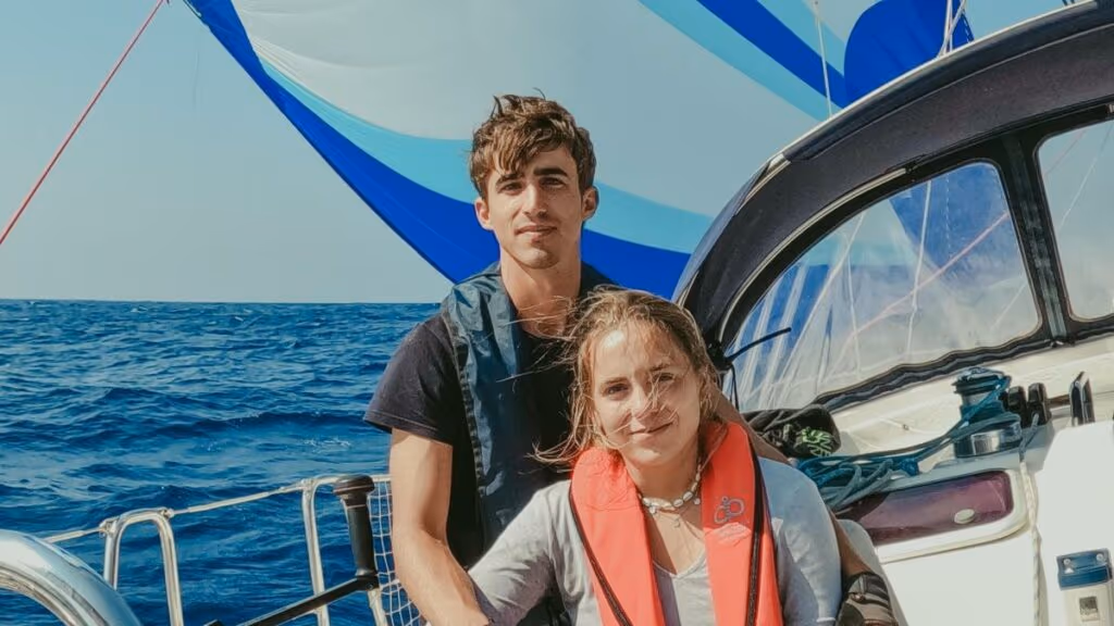 “O barco em que vivemos custou menos do que a entrada de um apartamento em Madri, e hoje é nossa fonte de renda”: Fuga da cidade transformou o mar em casa e escritório