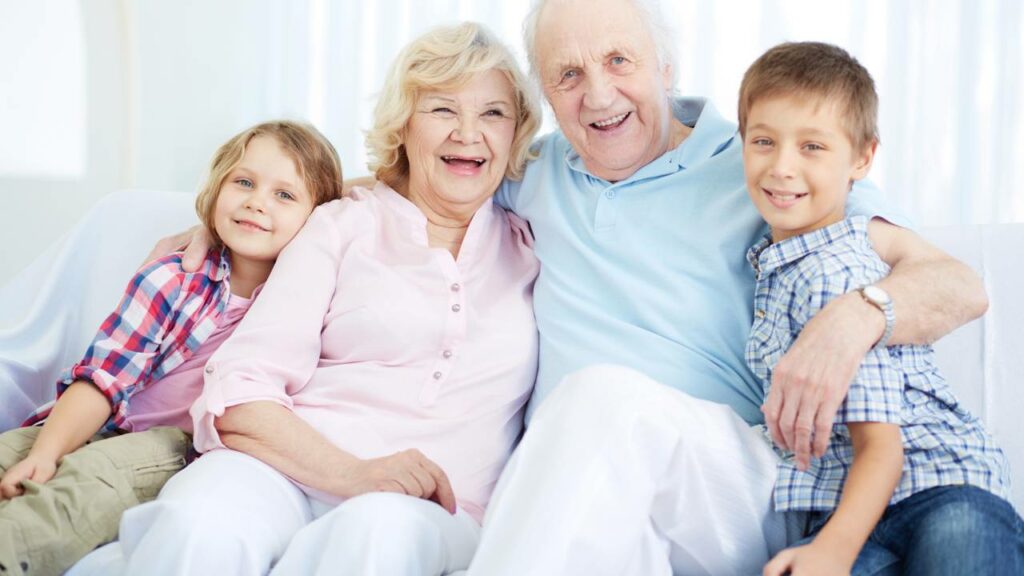 Os avós estão extremamente felizes Quanto mais netos, maior o sentimento de felicidade