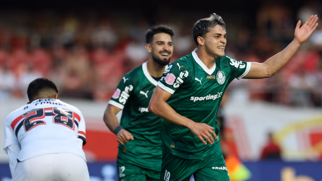Palmeiras impõe virada homérica sobre o São Paulo e assume liderança do Brasileirão